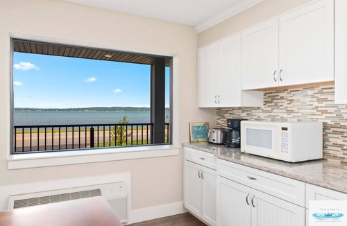 Traverse City Hotel | 🏖️ Gold Coast Inn | Breathtaking Sunsets w/Lake View ➠ 204