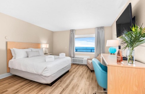 Traverse City Hotel | Gold Coast Inn Breathtaking Sunsets Standard Lake View Room 304