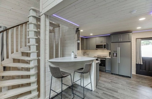 Cleveland Cabin | Gold Peak Treehouse Near Helen, Georgia - Cedar Creek Rentals LLC