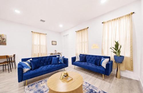 Westgate House | Golden Retreat Near Beach, Airport, Downtown