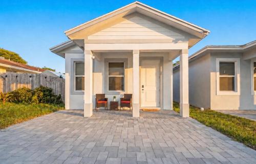 Westgate House | Golden Retreat Near Beach, Airport, Downtown