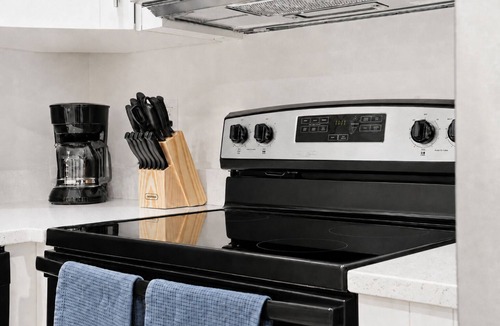 Westgate House | Golden Retreat/Near Beach Airport Downtown