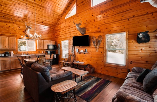 Logan Cabin | Golden Ridge | Hocking Hills, 62 Acres, Hot Tub