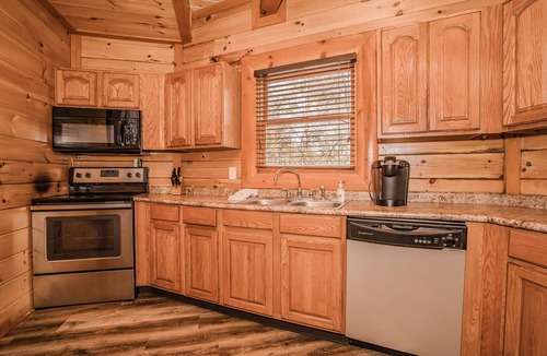 Cosby Cabin | Golden Woods: Private Indoor Pool, Theater, Games