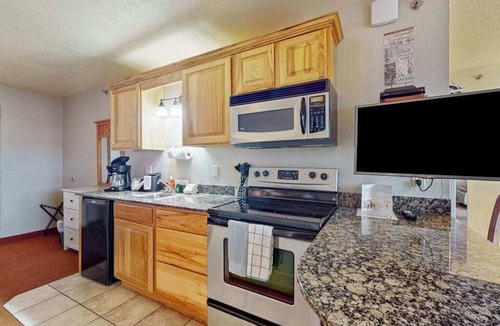 Wisconsin Dells Condo | Golf-adjacent condo with balcony & arcade