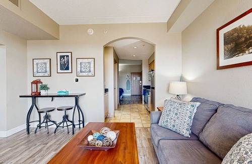 Wisconsin Dells Condo | Golf-front modern condo with fireplace, balcony, & golf course views
