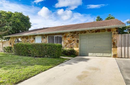 Lake Worth House | Golf, Shop & Unwind: Home 9 Mi to Ocean Inlet Park