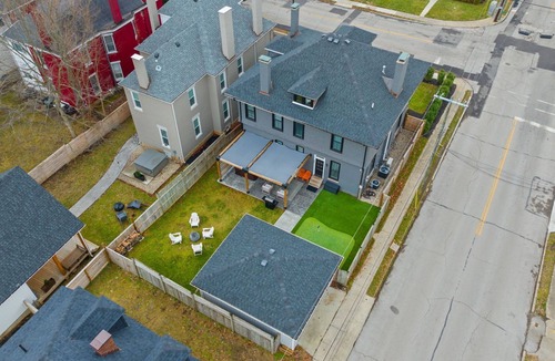 Lexington House | Golf Simulator | Hot Tub | Putting Green | Game Room |