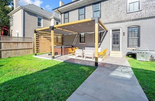 Lexington House | Golf Simulator | Hot Tub | Putting Green | Game Room |