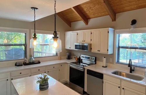 La Follette Cottage | Golfer meets Lake Lover. 4 bd, 4 ba Cottage in Deerfield Resort Hole 5 awaits!