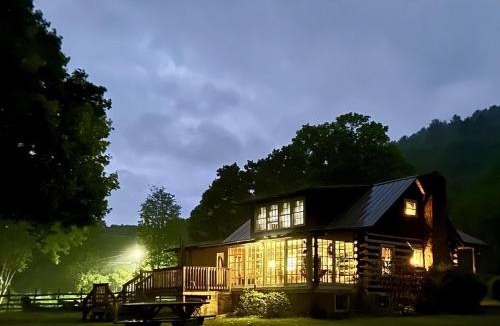Kegley House | Gorgeous cabin stay near I-77, views, antiques, Wi-fi, wonderful experience for 2!