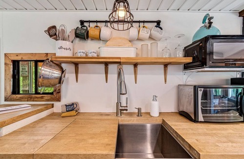 Somerdale House | Gorgeous Caravan Glamping Escape for Four in Dover, Ohio