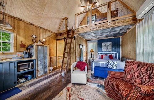 Mentone Cabin | Gorgeous Tiny Tree House with Fire Pit Great for Small Families in Alabama