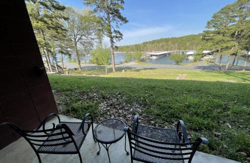 Mount Ida Hotel | GR4 - Mountain Harbor Queen Guest Room on Lake Ouachita