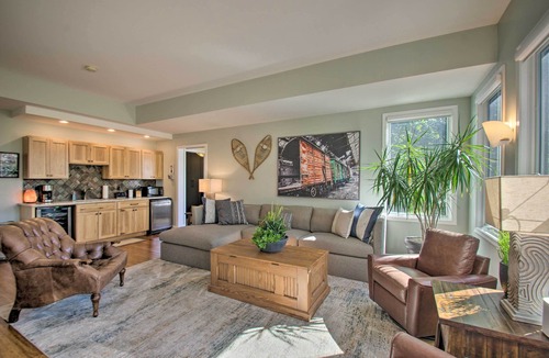 Nellysford Cottage | Grand Chalet w/Hot Tub - Near Wintergreen Resort