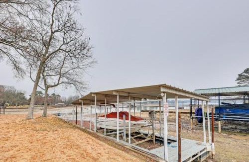Lake Hamilton House | Grand Lakefront Home in Hot Springs w/Boat Dock!