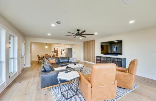 Lake Hamilton House | Grand Lakefront Home in Hot Springs w/Boat Dock!