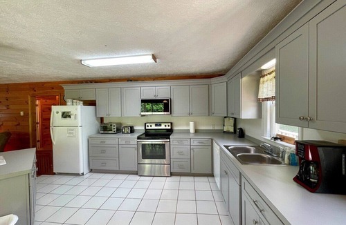 Crumpler House | Grand River Lodge - Riverfront, Dog Friendly, Family Friendly, Wood Fireplace, WIFI, Firepit