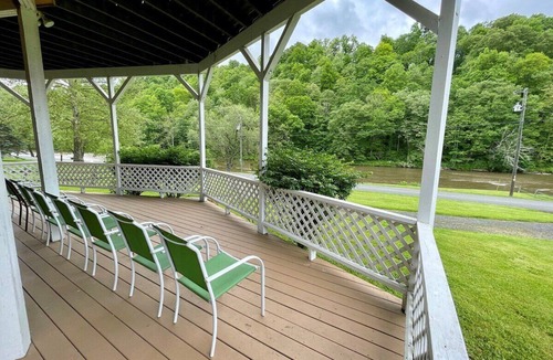 Crumpler House | Grand River Lodge - Riverfront, Dog Friendly, Family Friendly, Wood Fireplace, WIFI, Firepit