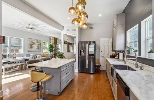 Navarre House | Grande Craftsman style w heated pool opt, 2 master suites near city park 2700sf