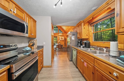 Black Bear Falls Cabin | ★Gray Fox Den★ Secluded 3BR Theater, Hot Tub, Arcade Near Smokys/Downtown