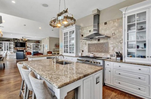 Huddleston House | Great Dock! Wifi, Propane Fire-Pit! Come Visit "Dock Holiday"!