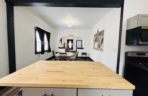Northeast South Bend House | Great home for Notre Dame events - 4BR 2BA Home Sleeps 12- walk to campus!