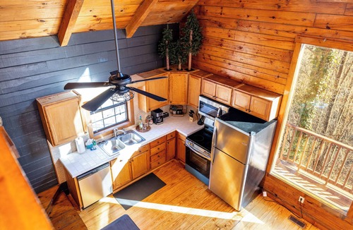 Smoky Mountains Cabin | Great Location! Cozy, Pet Friendly Cabin with Hot Tub & Fireplace