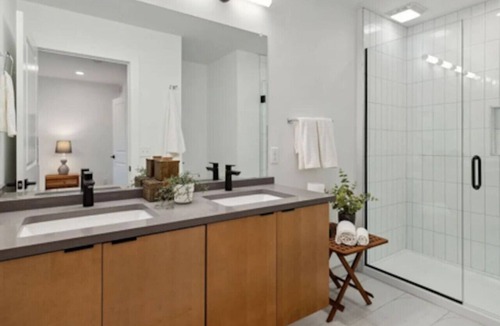 New Center Detroit House | Great location to downtown Detroit and HFHS