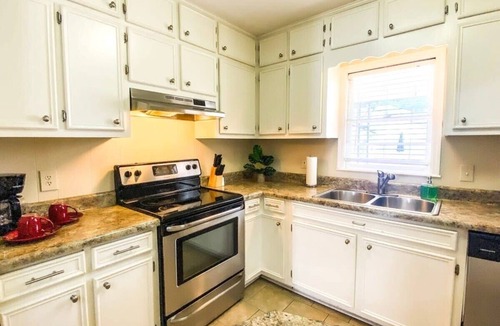 Huntsville House | Great Location w/Yard & Deck! - Bonita Bungalow