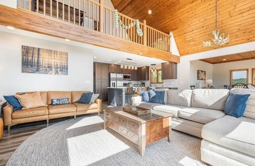 Waterfront Greens House | Great VIEWS! 10 mins to WISP, boat dock, hot tub, dog friendly, golf course.