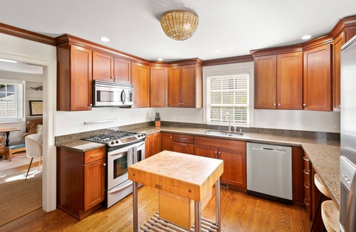 Barracks Rugby House | GreenLeaf | Close to UVA and Downtown, Sleeps 7 with Yard!