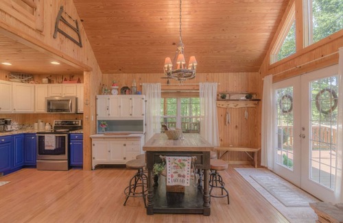 Somerset Cabin | Greenwood Cabin 1 mile from Lake Cumberland.