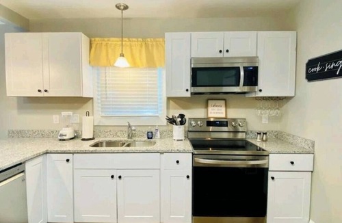 Greer Cottage | Greer Twin Cottage A - Walk to City Park and Downtown Greer
