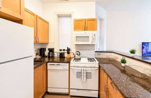 Hyde Park Apartment | Group-Friendly 4BR Hyde Park Retreat Near UChicago