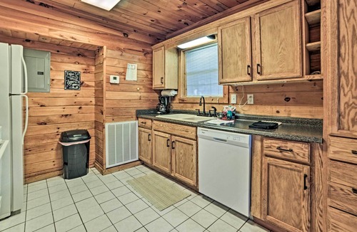 Springville Cabin | Group-Friendly Cabin on Kentucky Lake!