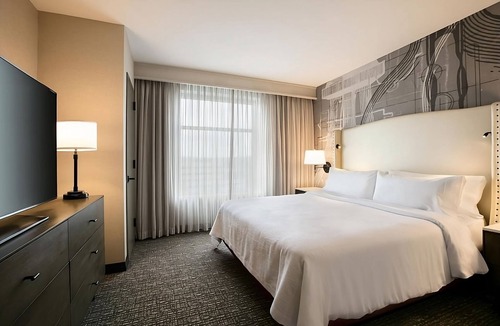 Berkeley Heights Hotel | Group Friendly Getaway! 4 Spacious Units w/Pool, Free Parking & Free Breakfast!