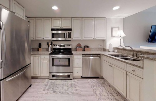 Hilton Head Island House | Guest Favorite! Mins to Beach & Coligny Plaza, Private Courtyard & Grill, Pool, HH Beach Club