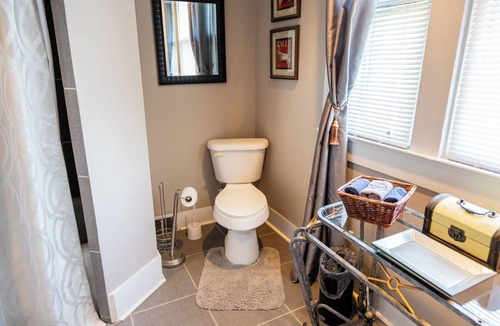 Lancaster Apartment | Guest House of Kentucky (2 Doubles - 2nd Floor)