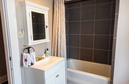 Lancaster Apartment | Guest House of Kentucky (2 Doubles - 2nd Floor)