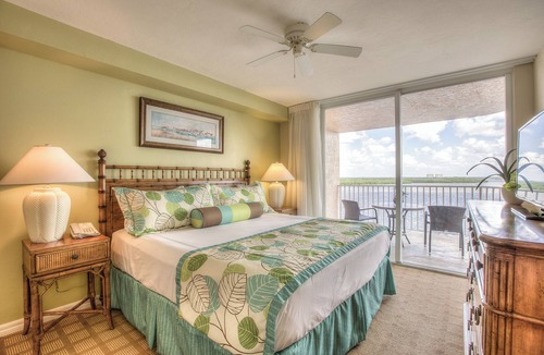 Fort Myers Beach Hotel | Gulf Breeze Escape with Pool Near Lovers Key & White Sand Beaches | 3 Units