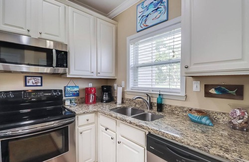 Long Beach Condo | Gulfviews, short walk to Beaches w Pool sleeps 4