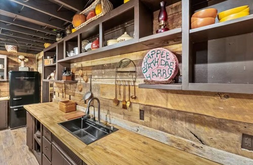 Adamstown House | Hagrid's Escape Hut & 2 Escape Rooms Sleeps 15+