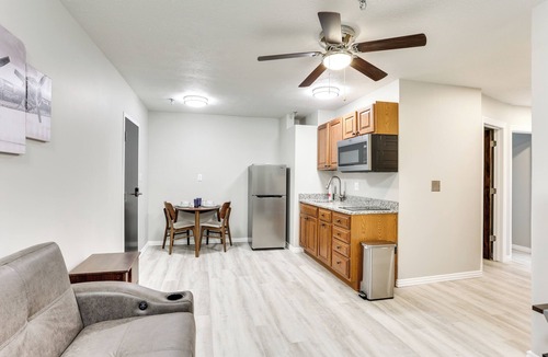 Oakland City Apartment | Half-Mi to Oakland City Golf Club: Sleek Apartment