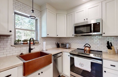 Sevierville Cottage | Happy Camper: Pet Friendly, Free Attraction Tickets, Hot Tub & Secluded