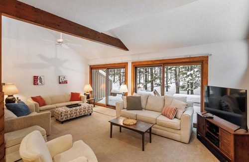 Harbor Springs Condo | Harbor Cove 78- Harbor Springs Condo with private beach & close to skiing