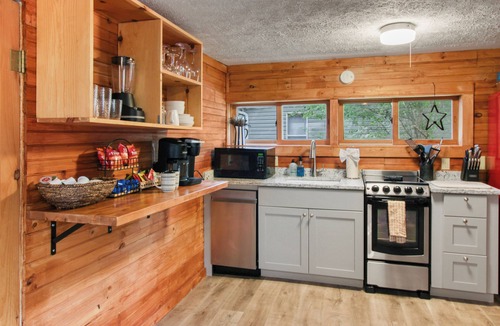 Townsend Cabin | Hazel's Hideaway -Private riverfront 3 bed 2 bath cabin with hot tub!