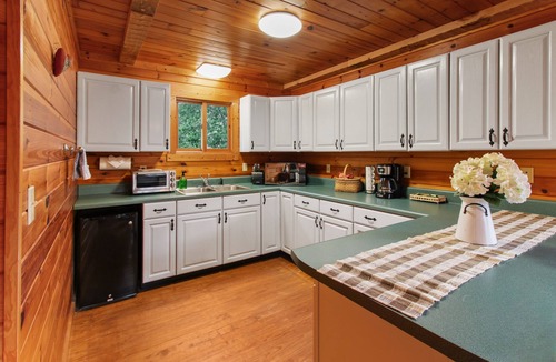 Townsend Cabin | Hazel's Hideaway -Private riverfront 3 bed 2 bath cabin with hot tub!