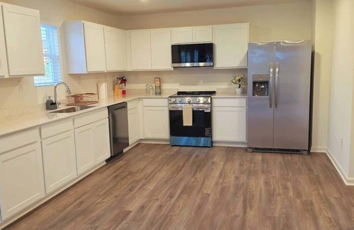Elizabethtown House | Heart of E-town 5BR Home