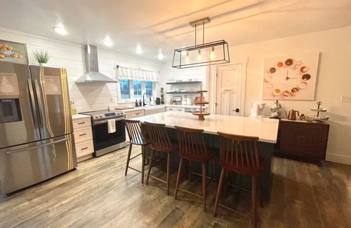 Elizabethtown House | Hearth & Heartland Farmhouse-3 private acres Family Friendly
